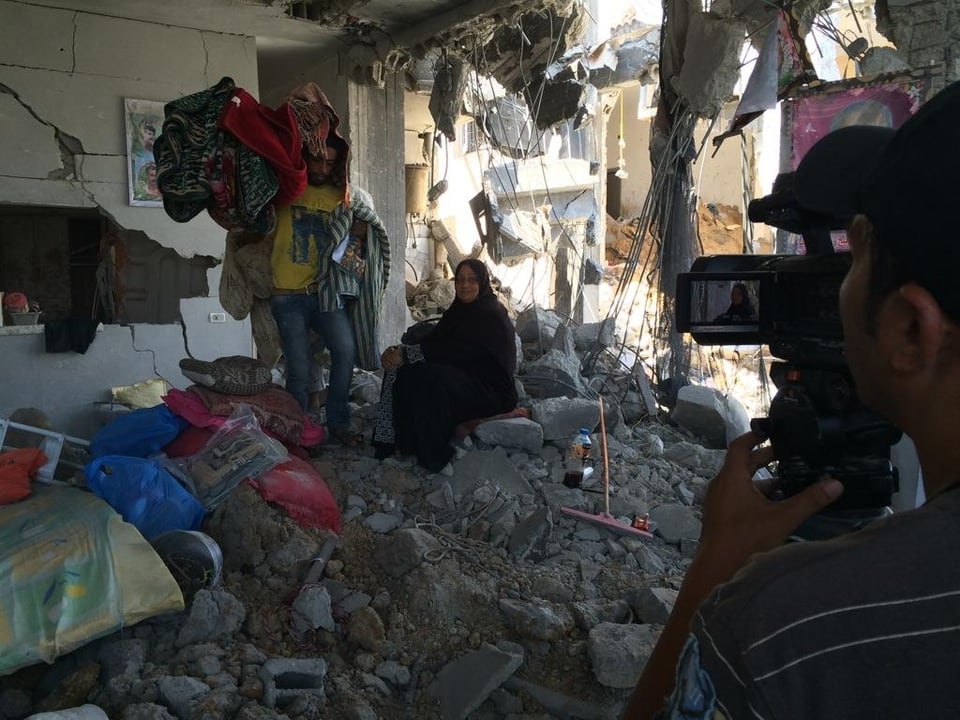 Palästinenser in zerstörtem Haus