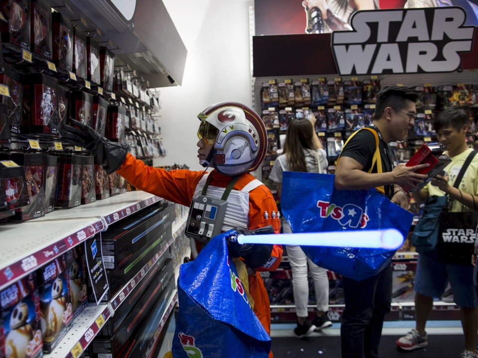 Ein als Luke Skywalker verkleideter Chinese kauft «Star Wars»-Gadgets.