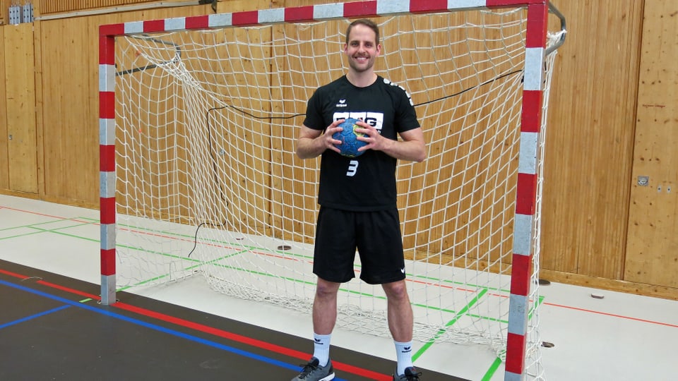 Daniel Fellmann steht in einem Handballtor und hält einen Ball in den Händen.