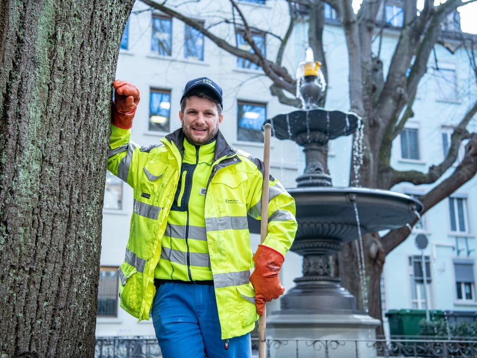 Oliver D’Agostini lehnt sich vor einem Brunnen an einen Baum