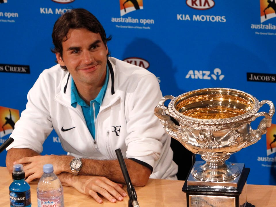Federer mit Pokal an einer PK.