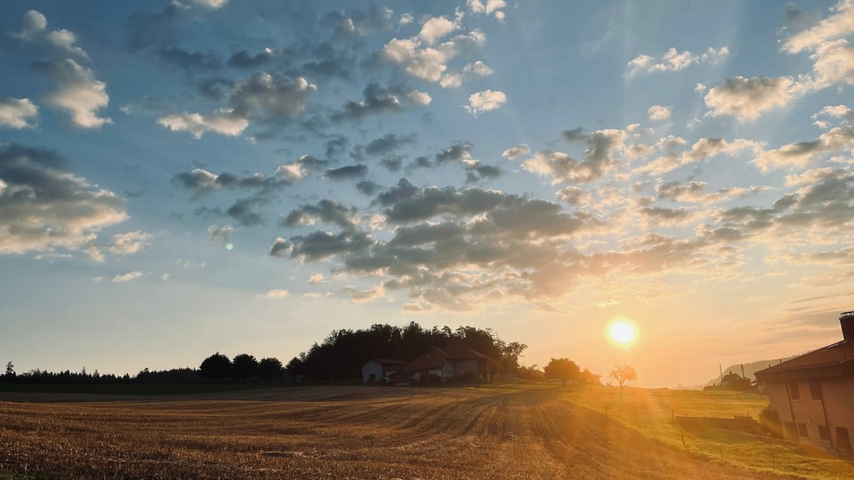 Früher Morgen Zerrissene und türmchenförmige Quellwolken.