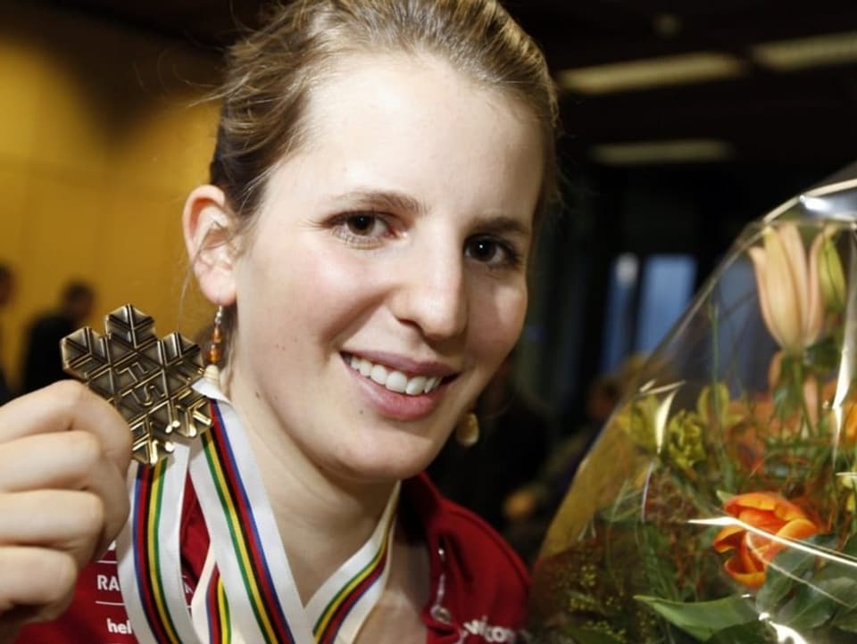 Patrizia Kummer hält bronzene  WM-Medaille hoch