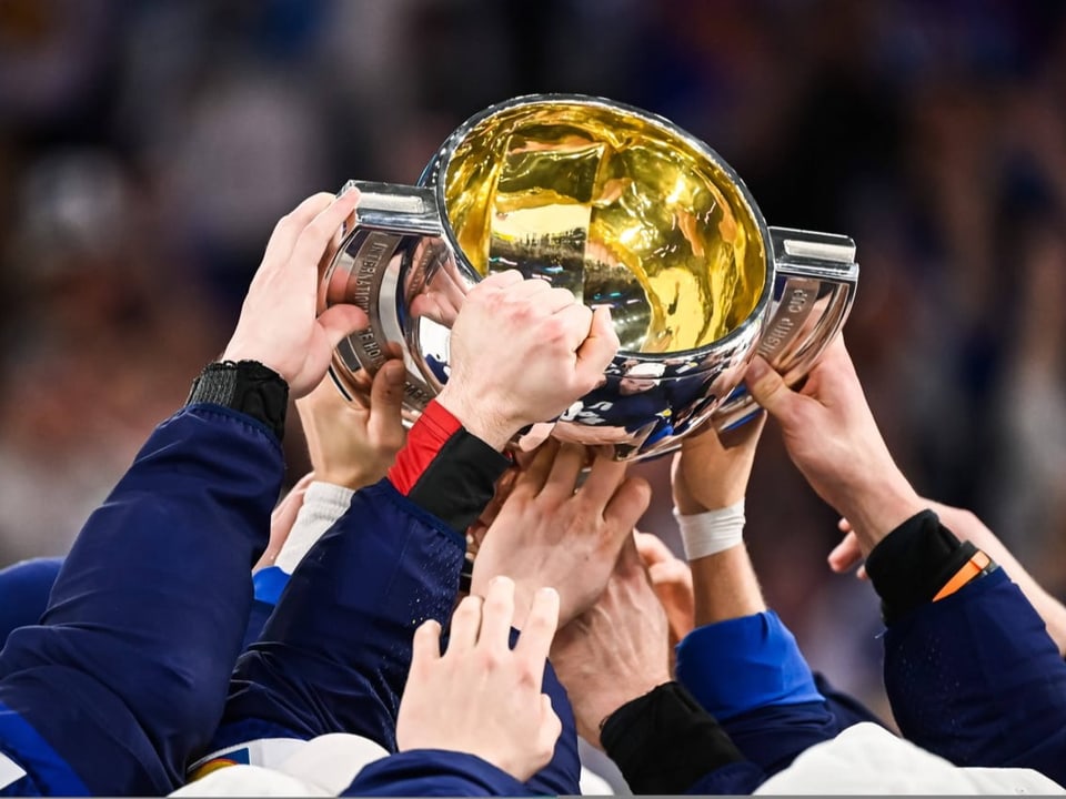 Die Finnen stemmen den WM-Pokal in die Höhe.