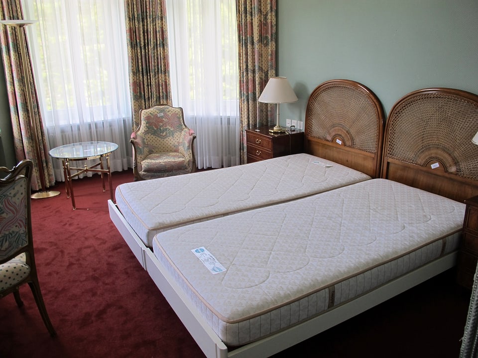 Hotelzimmer mit Doppelbett und Preisschilder