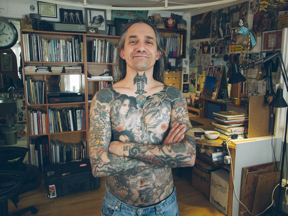 Filip in seinem persönlichen Raum im Tattoo-Studio «The Leu Family's Family Iron». Ihm ist es wichtig, dass ihr Studio nicht aussieht wie eine Artzpraxis. Es soll heimelig sein, darum hat er viele Erinnerungen und Geschenke aufgestellt.