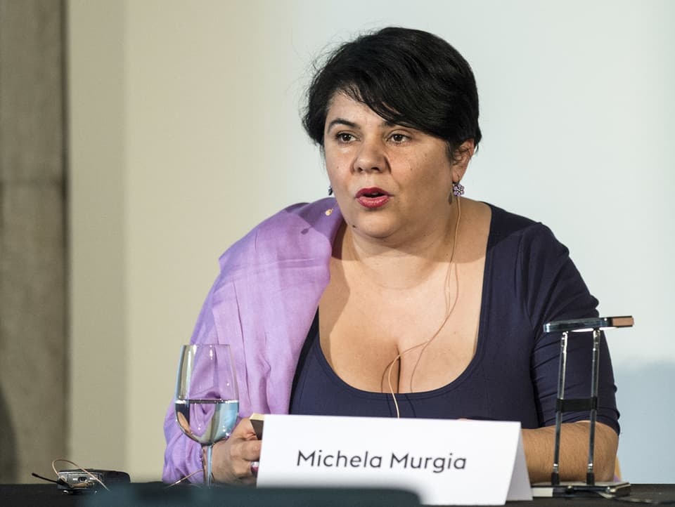 Die italienische Schriftstellerin Michela Murgia liest aus ihren Werken auf einer Bühne.
