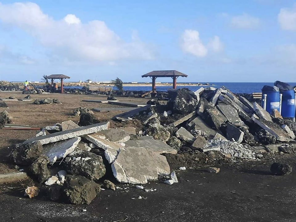 Trümmer an der Küste Tongas.