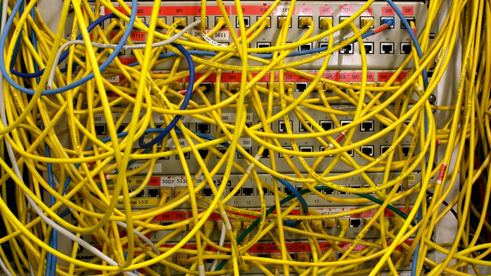 Router mit Kabelsalat.