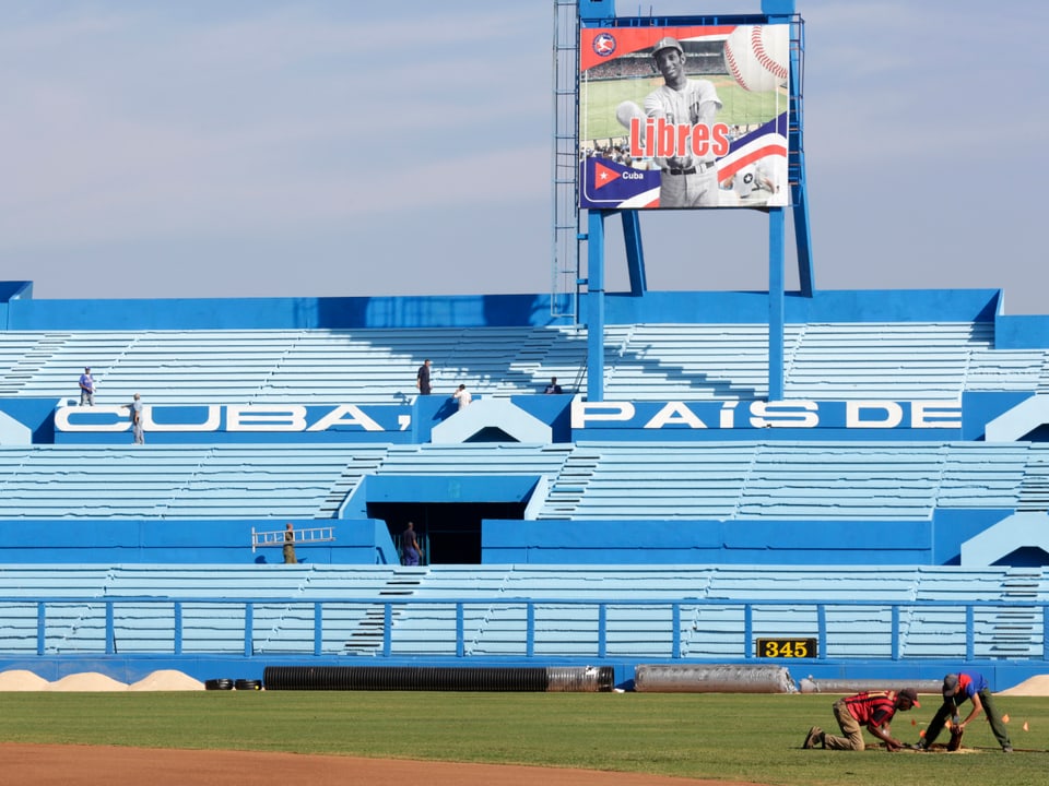 Zu sehen ein noch leeres, blaues Baseballstadion in Havanna