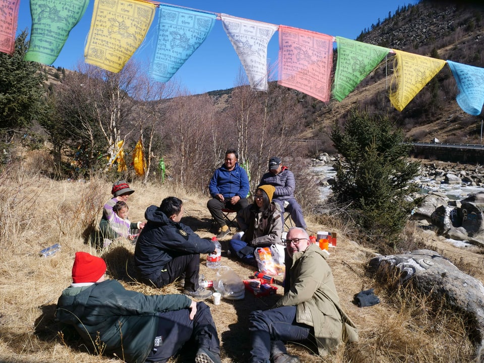 Korrespondent Pascal Nufer bei einer Hirtenfamilie im Himalaya Gebirge.