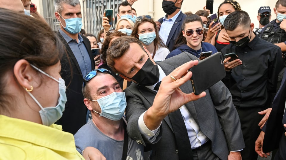 Macron und Anhänger machen Selfies.