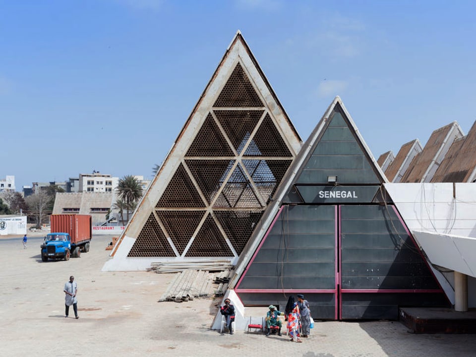 Zwei pyramidenförmige Gebäude, auf dem vorderen steht "Senegal".