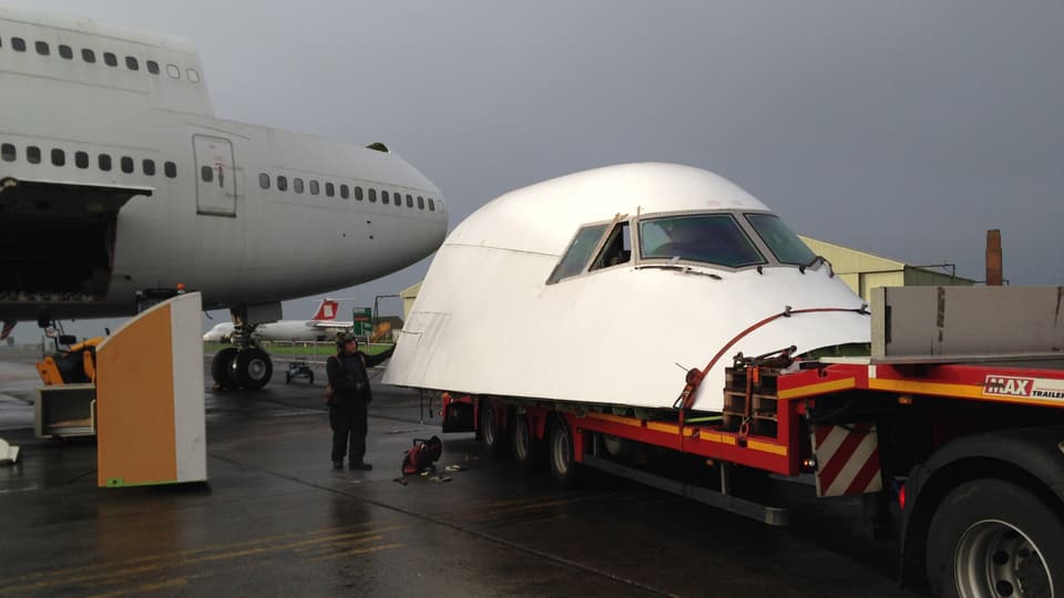 Das abgetrennte Jumbo-Cockpit bereit zum Strassentransport von England in die Schweiz. 