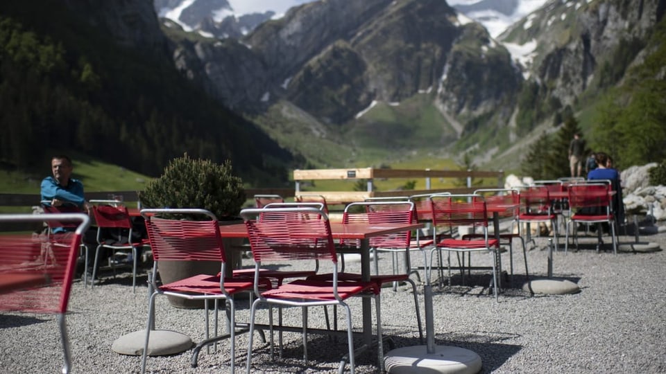 Leere Gartenwirtschaft am Seealpsee während Corona