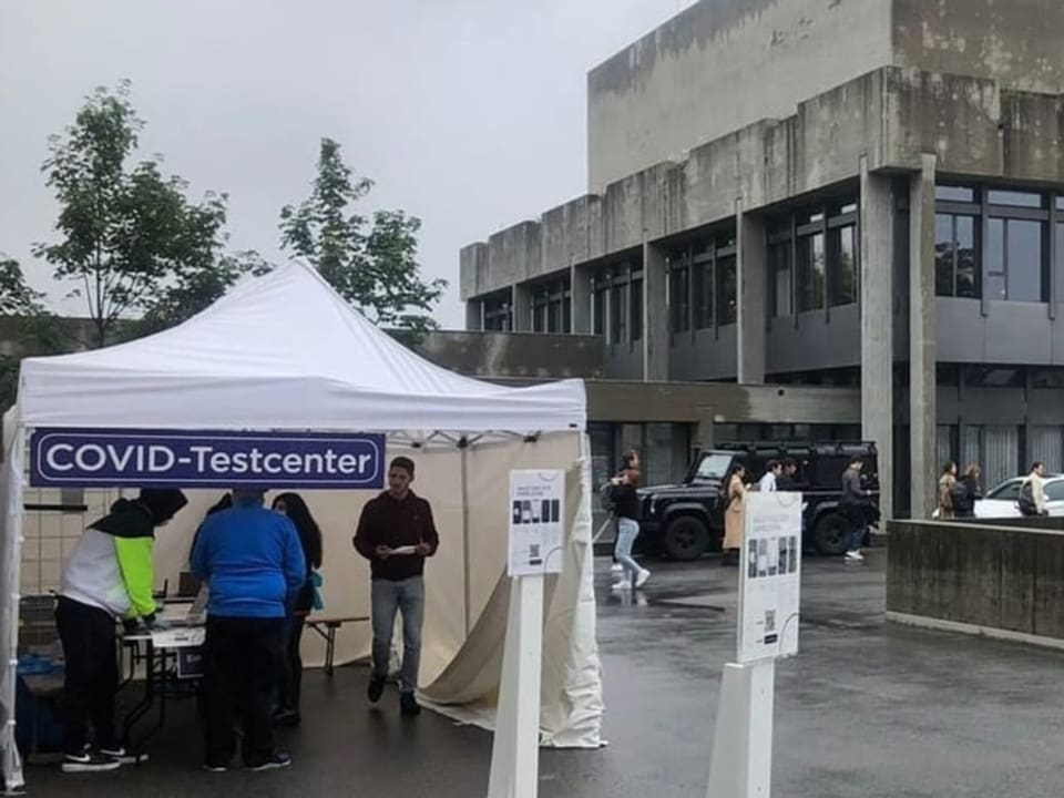 Ein kostenloses Covid-Testzentrum vor der Universität St. Gallen.