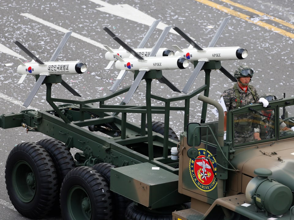 Ein Militärfarhzeug, das vier Raketen transportiert und der Öffentlichkeit präsentiert. 