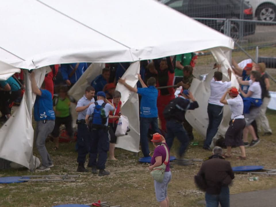 Menschen ziehen an einem Zelt
