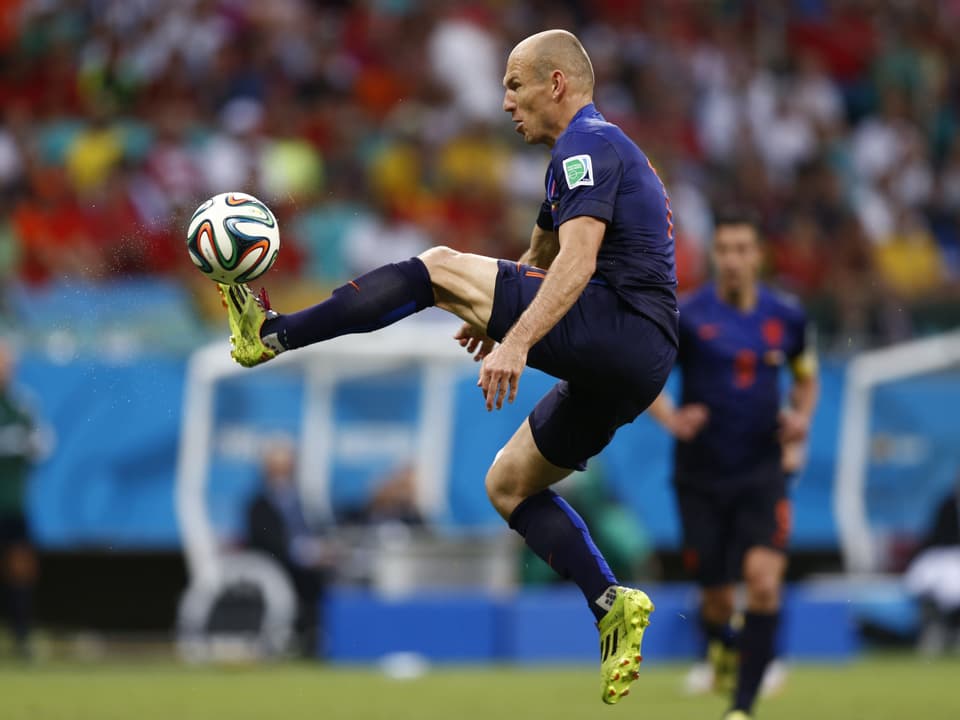 Arjen Robben stoppt den Ball mit der Fussspitze