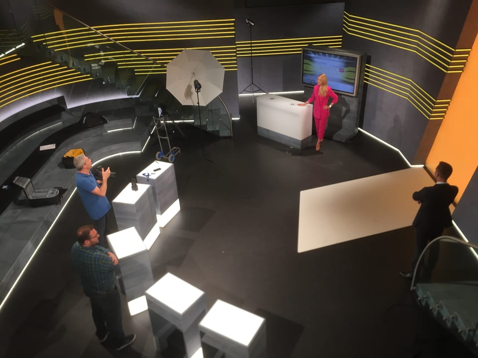 Das «Arena»-Studio erscheint bei «Arena/Reporter» im gelben Kleid.