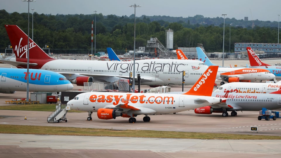 Symbolbild: Flugzeuge verschiedener Fluggesellschaften auf einem Flughafen