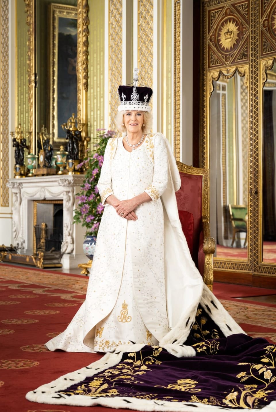 Königin Camilla auf einem Bild. Sie trägt die Krone von Queen Mary auf dem Kopf im «Green Drawing Room» des Palasts.