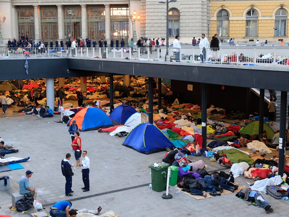 Flüchtlinge campieren beim Bahnhof Budapest
