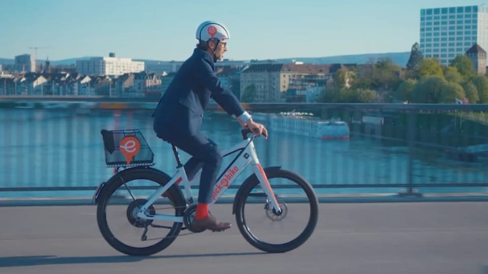 Pick-e-Bike vor Stadtkulisse