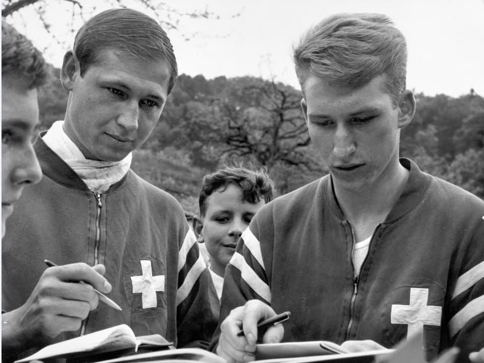 Zwei junge Männer mit Stift und Papier