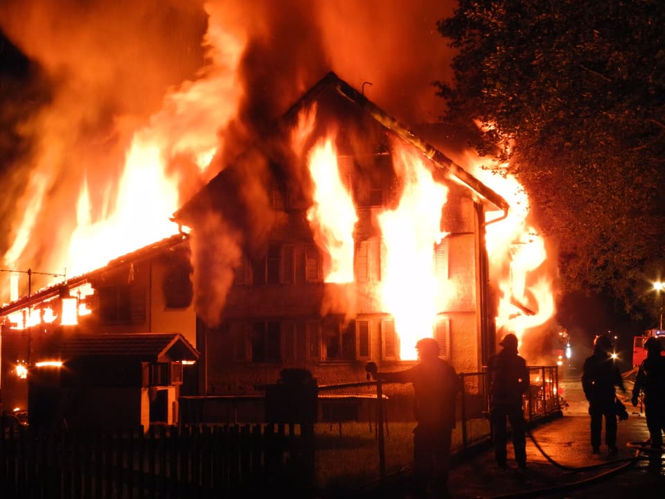 Als die Feuerwehr eintraf, stand das Haus bereits in Vollbrand.