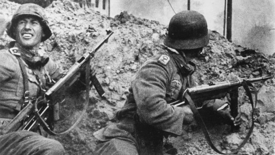 Zwei deutsche Soldaten in einem Bombenkrater