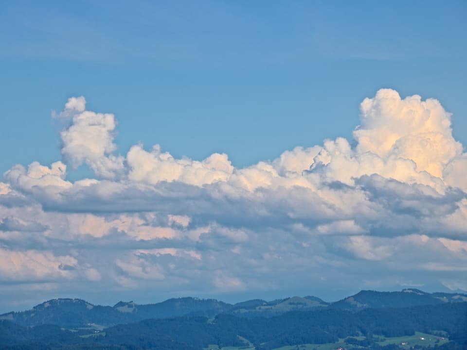 Flache Quellwolken um 17 Uhr über dem Zürcher Oberland.