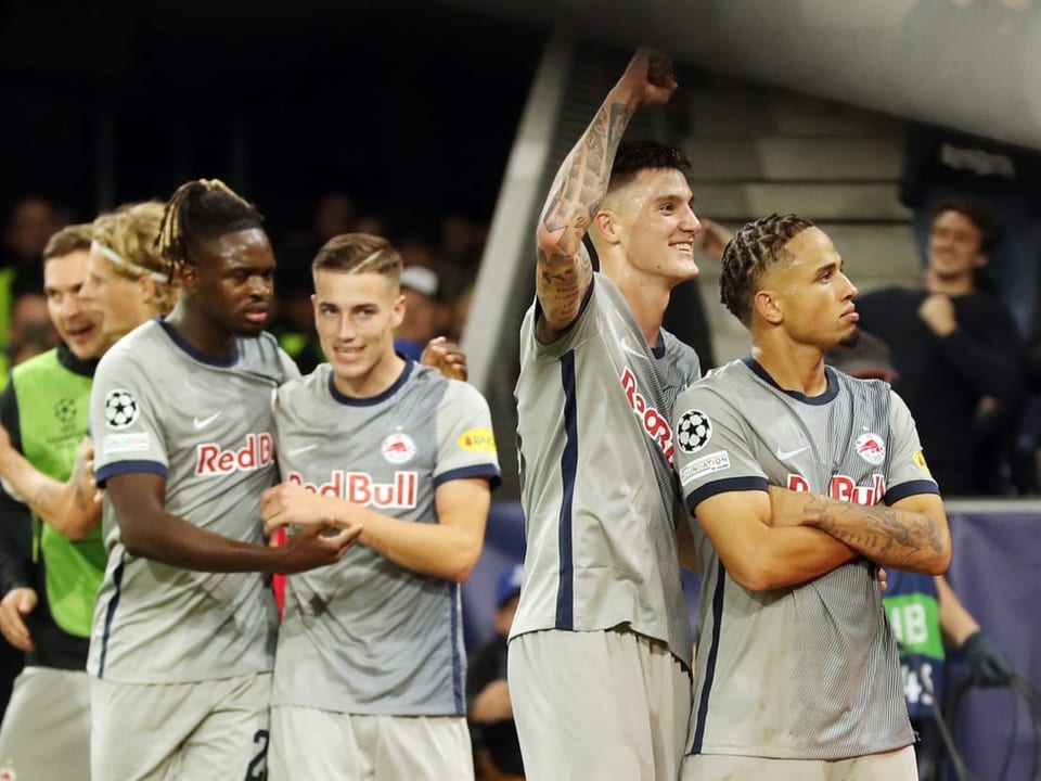 Müssen sich vor den «Grossen» derzeit nicht verstecken Okafor jubelt mit Team