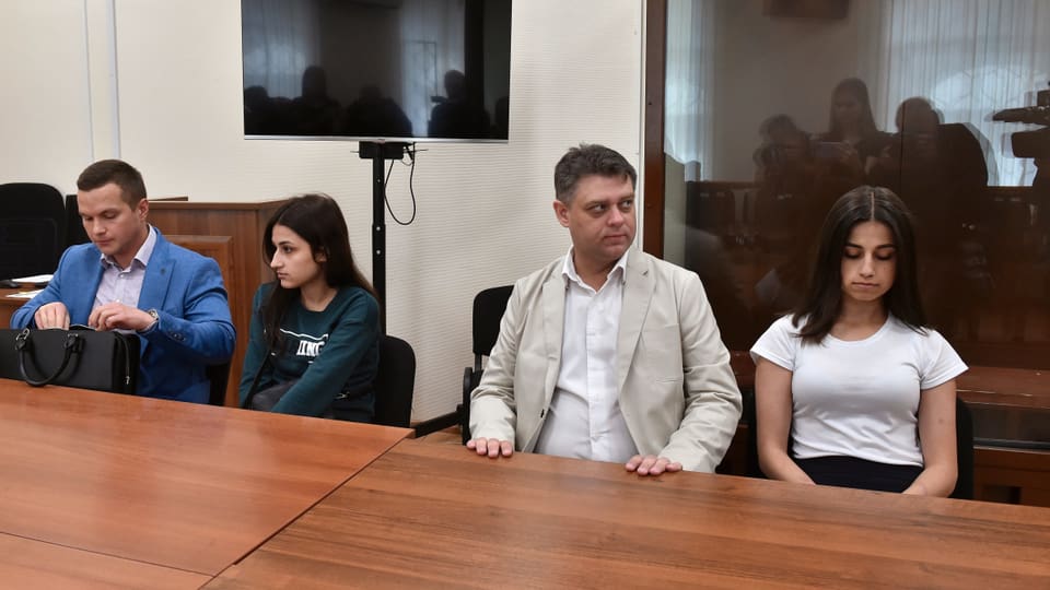 Angelina (rechts) und Maria (links) dfasda vor Gericht in Moskau.