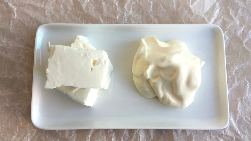 Feta und Crème fraîche auf einem rechteckigen weissen Schälchen.