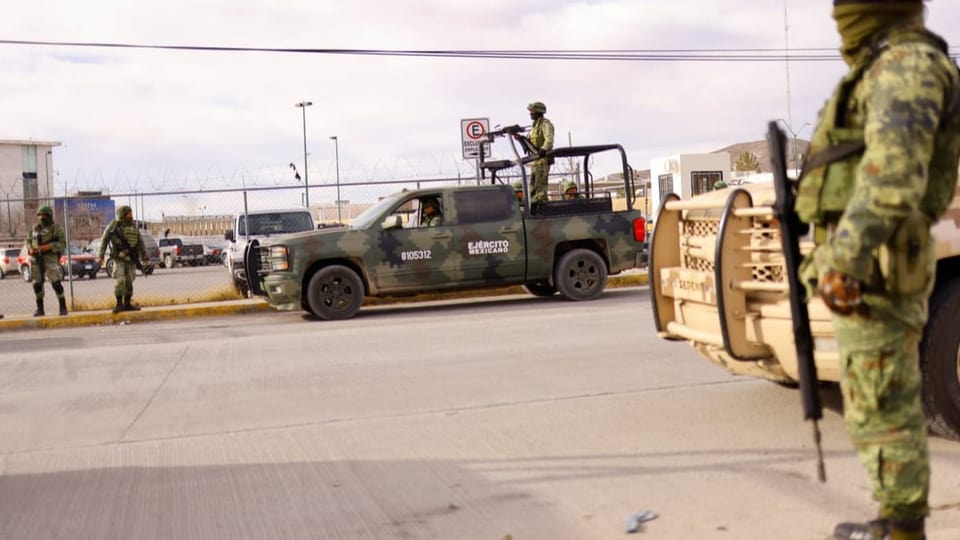 Ein Militärfahrzeug sowie einige Soldaten stehen bewaffnet vor dem Gefängnis in Ciudad Juarez.