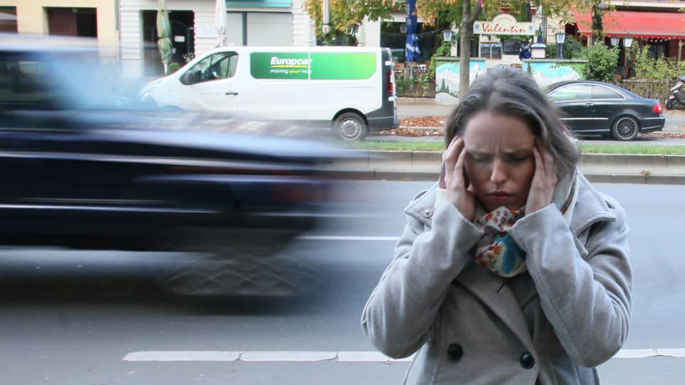 Frau hält sich Ohren zu