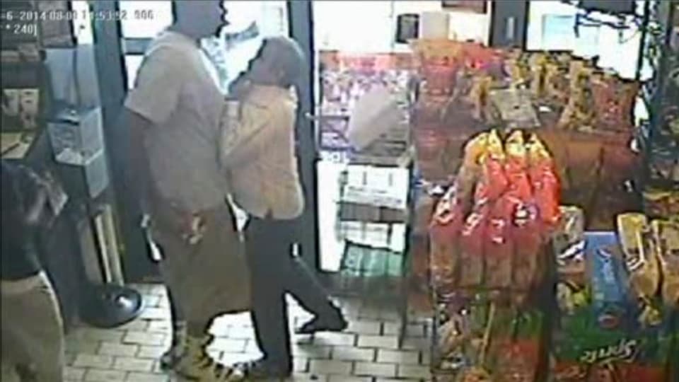 Bild einer Überwachungskamera zeigt zwei Personen, die offensichtlich einen Streit ausfechten