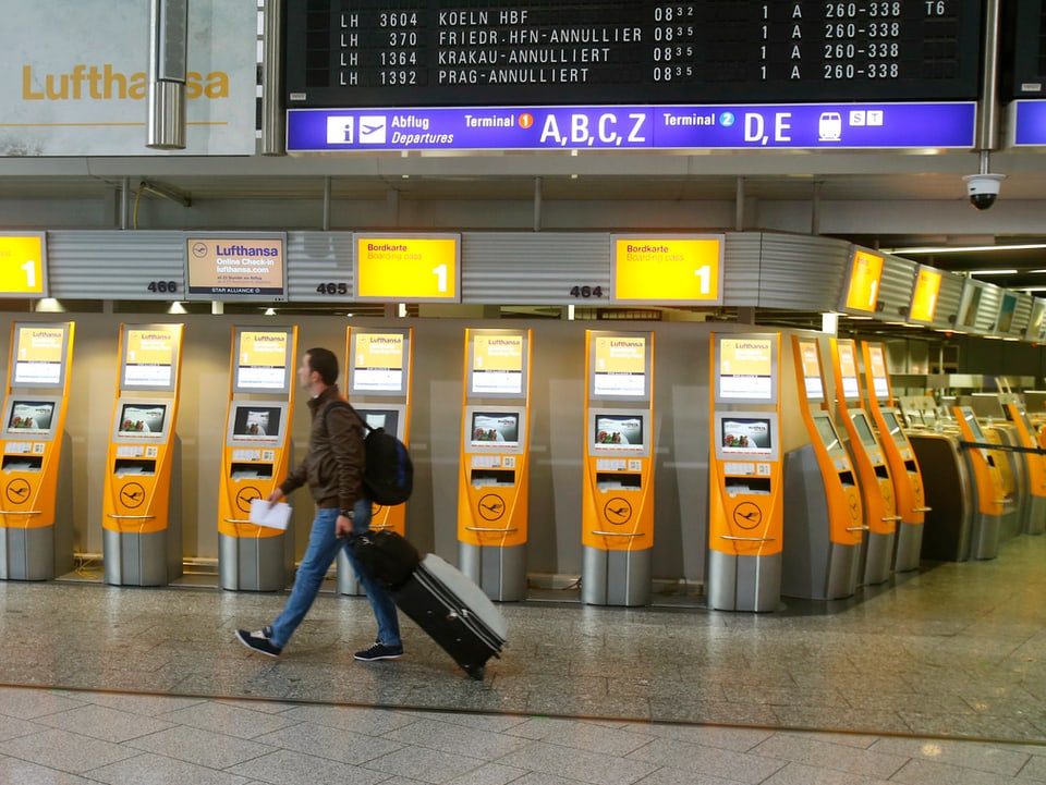 Einsamer Passagier vor Check-in-Automaten in Frankfurt