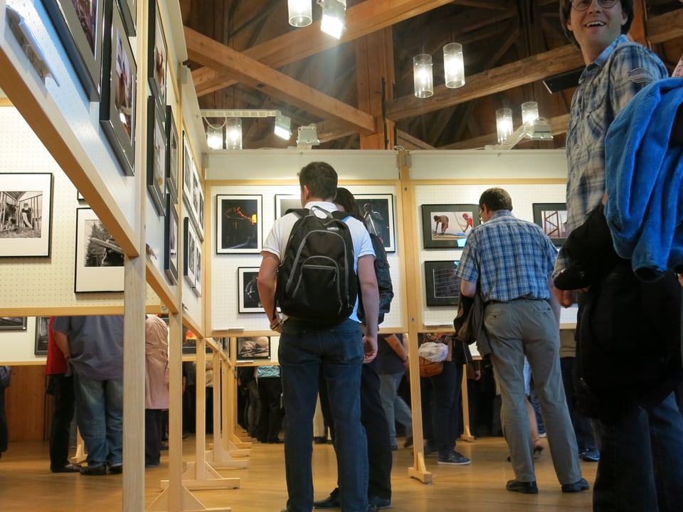 Betrachter der Ausstellung.