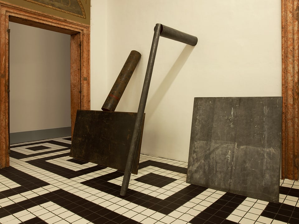 Installationen des Künstlers Richard Sierra auf schwarz und weiss gekacheltem Boden.