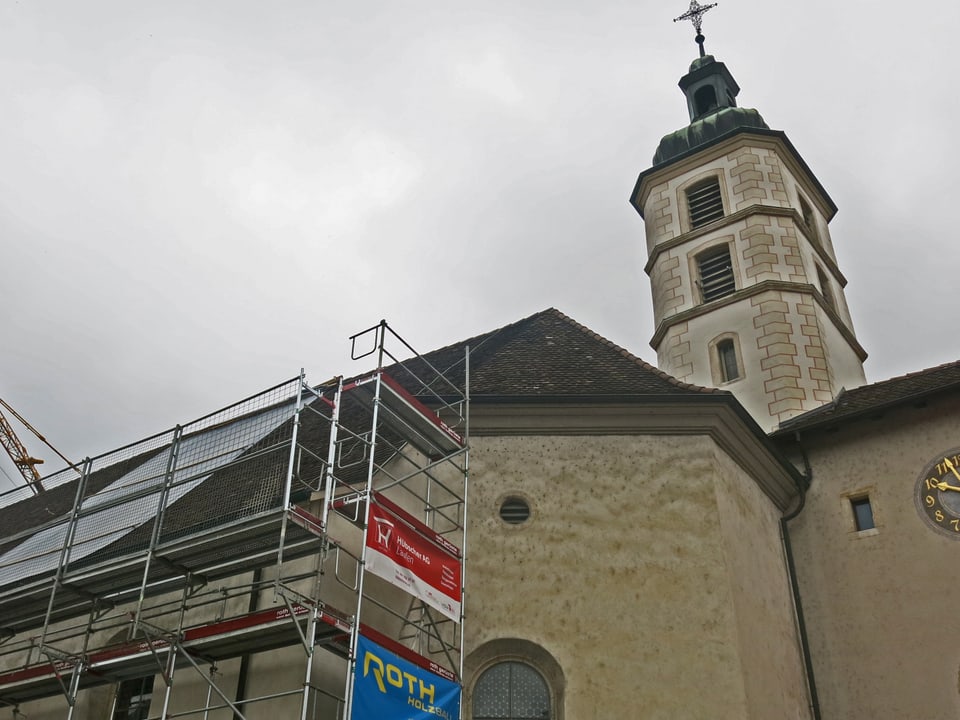 Eine Kirche mit Baugerüst