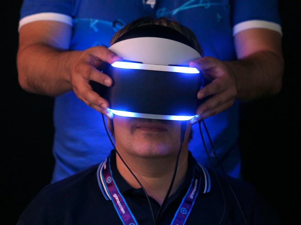 Ein Mann trägt eine Project Morpheus Virtual-Reality-Brille von Sony.