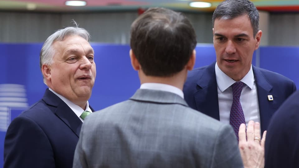 Viktor Orban, Pedro Sanches und Emmanual Macron stehen zusammen und sprechen.
