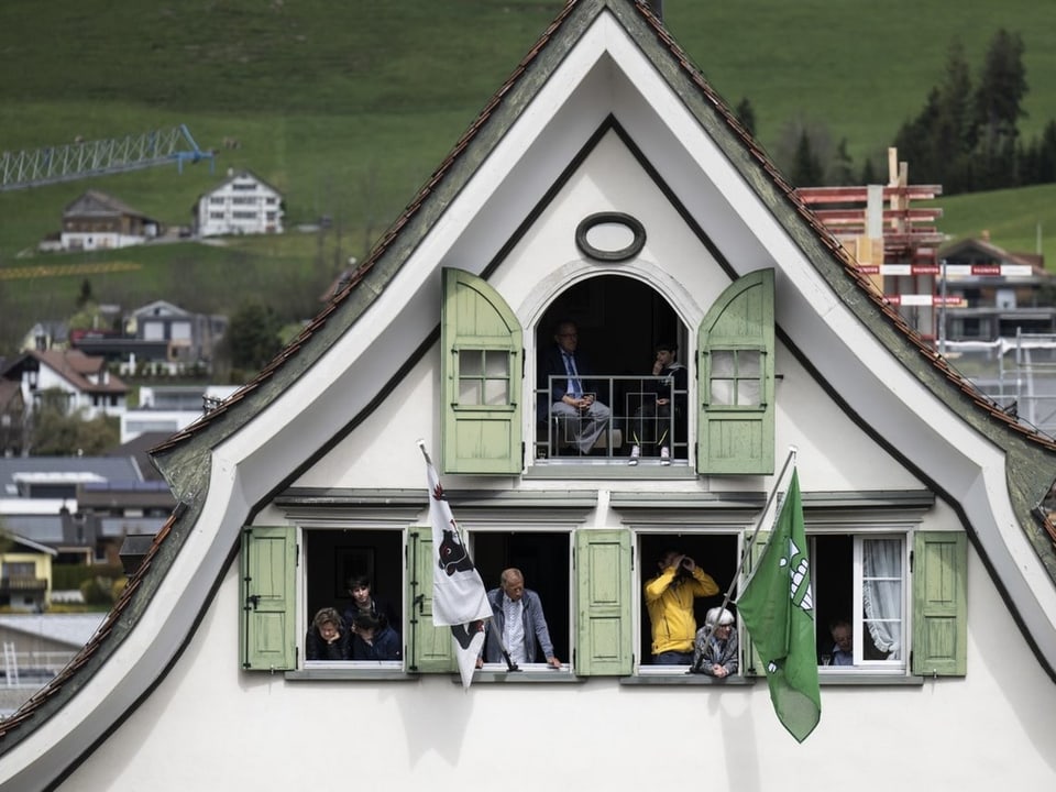 Zuschauerinnen und Zuschauer an der ersten Landsgemeinde in Appenzell nach der Corona-Pandemie.