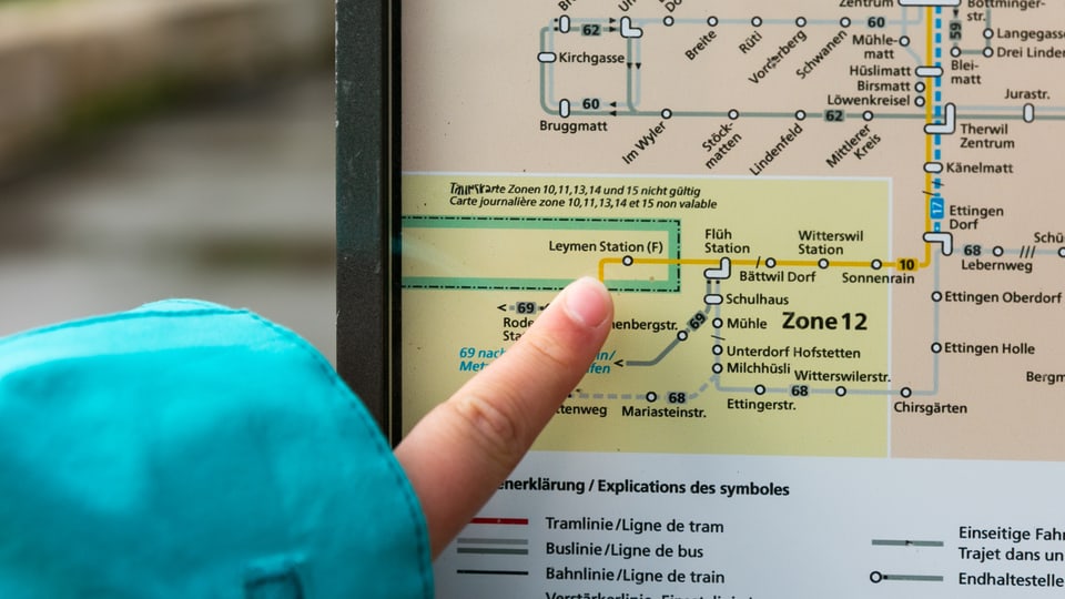 Finger zeigt auf einen Streckenplan mit der Haltestelle Leymen, Frankreich.