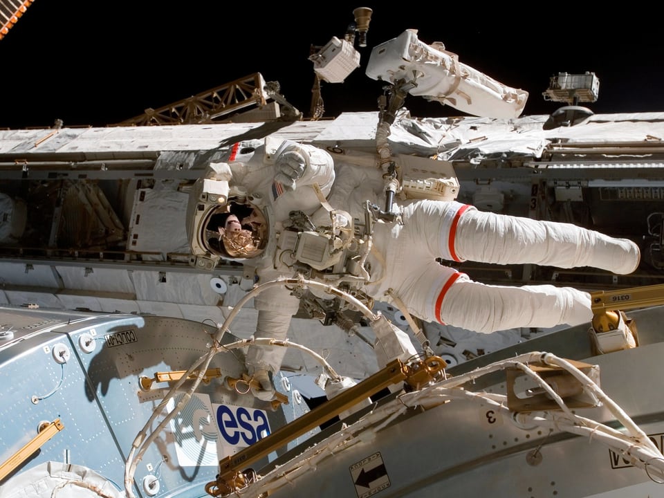 Astronaut der ESA fliet um sein Raumschiff