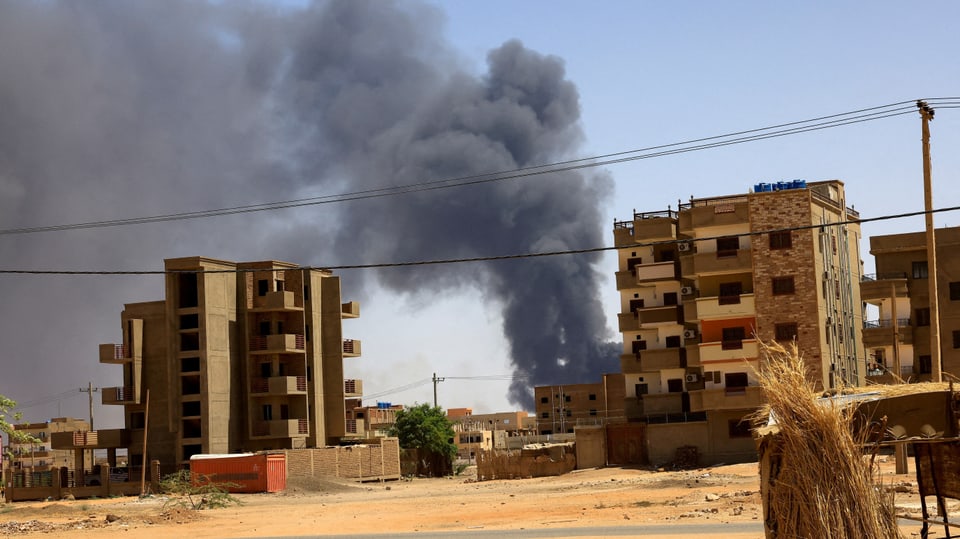 Nach Luftangriffen steigt Rauch zwischen Häusern in Khartum auf.