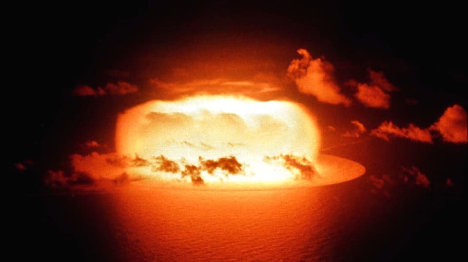 Atomexplosion über dem Meer.