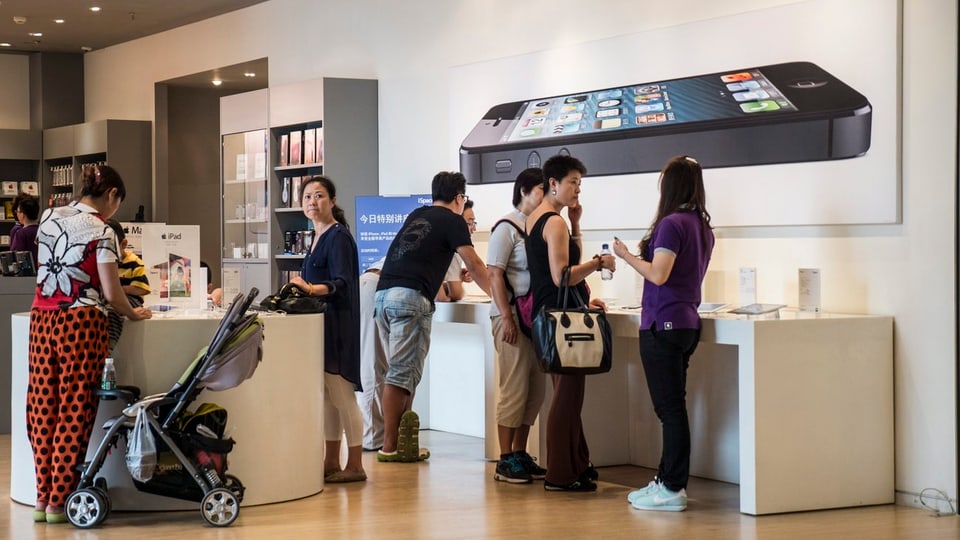Leute in China in einem Apple-Store